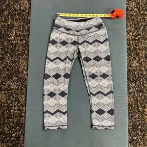Lucy workout capri pants, black and white pattern size XS